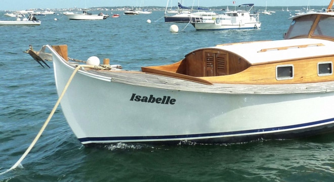 Custom vinyl boat lettering on a sailboat