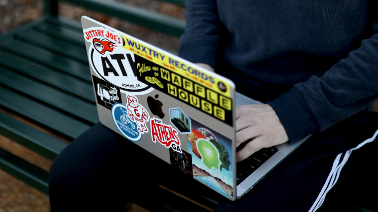 Cómo aplicar stickers en una portátil como un profesional