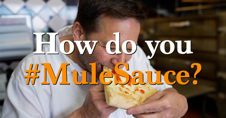 Wie Roman Pizza Speisen mit Mule Sauce zubereitet.