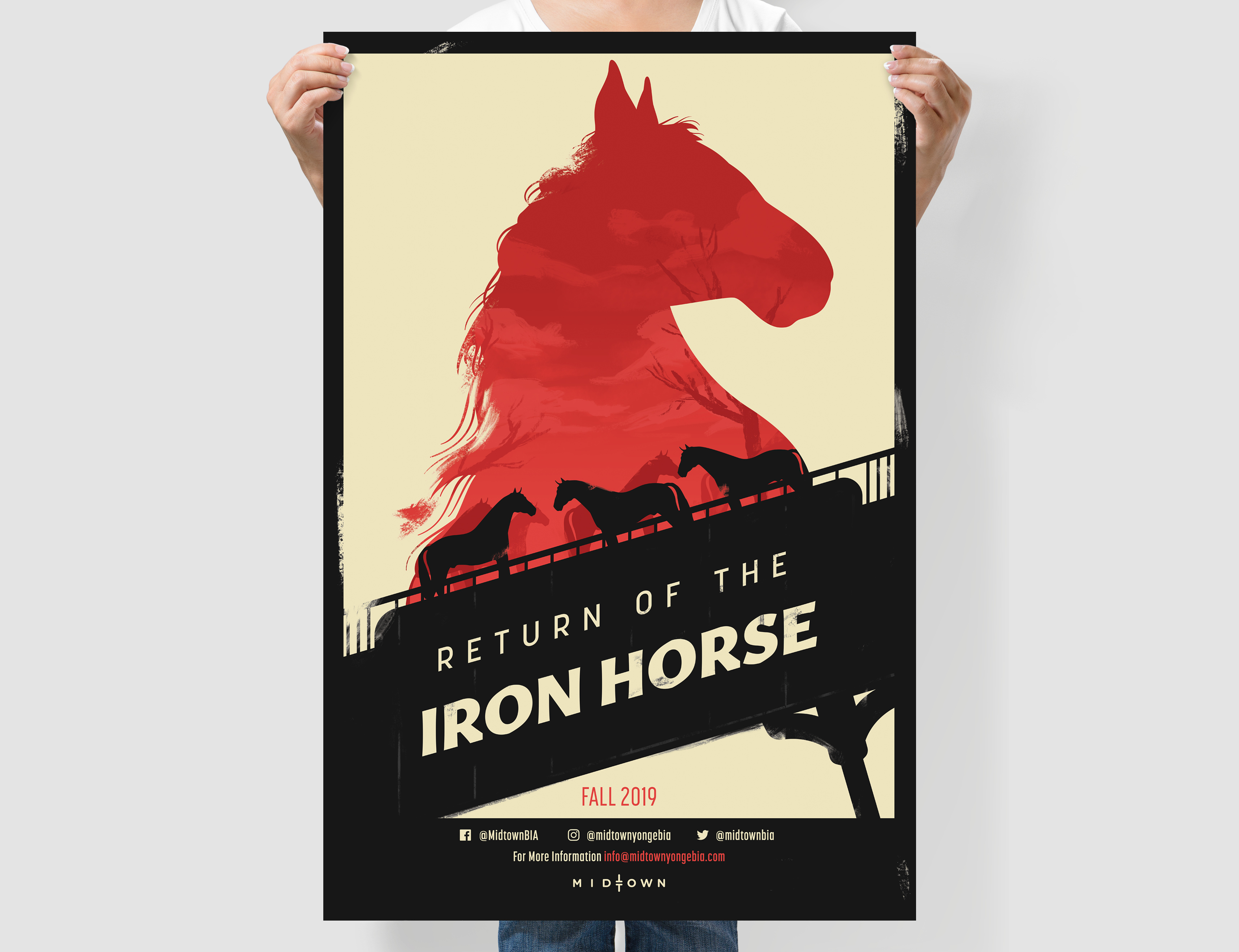 घोड़ों के बारे में कस्टम प्रिंटेड पोस्टर पकड़े हुए एक व्यक्ति है, एक फिल्म में