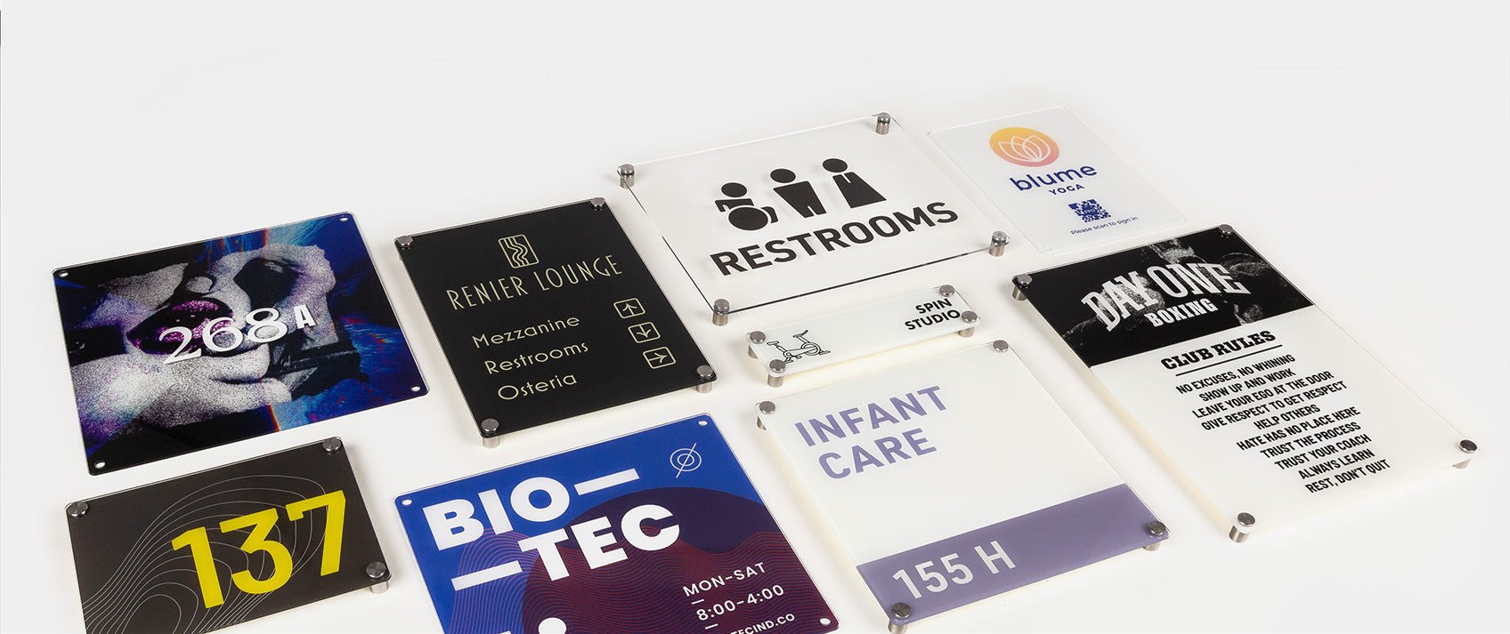 8 placas em acrílico personalizadas para diferentes usos em empresas e organizações, com fundo branco