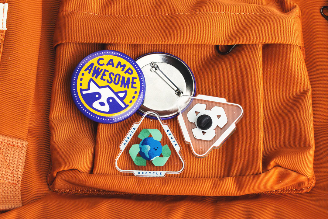 bolsa naranja con pins personalizados y chapas personalizadas