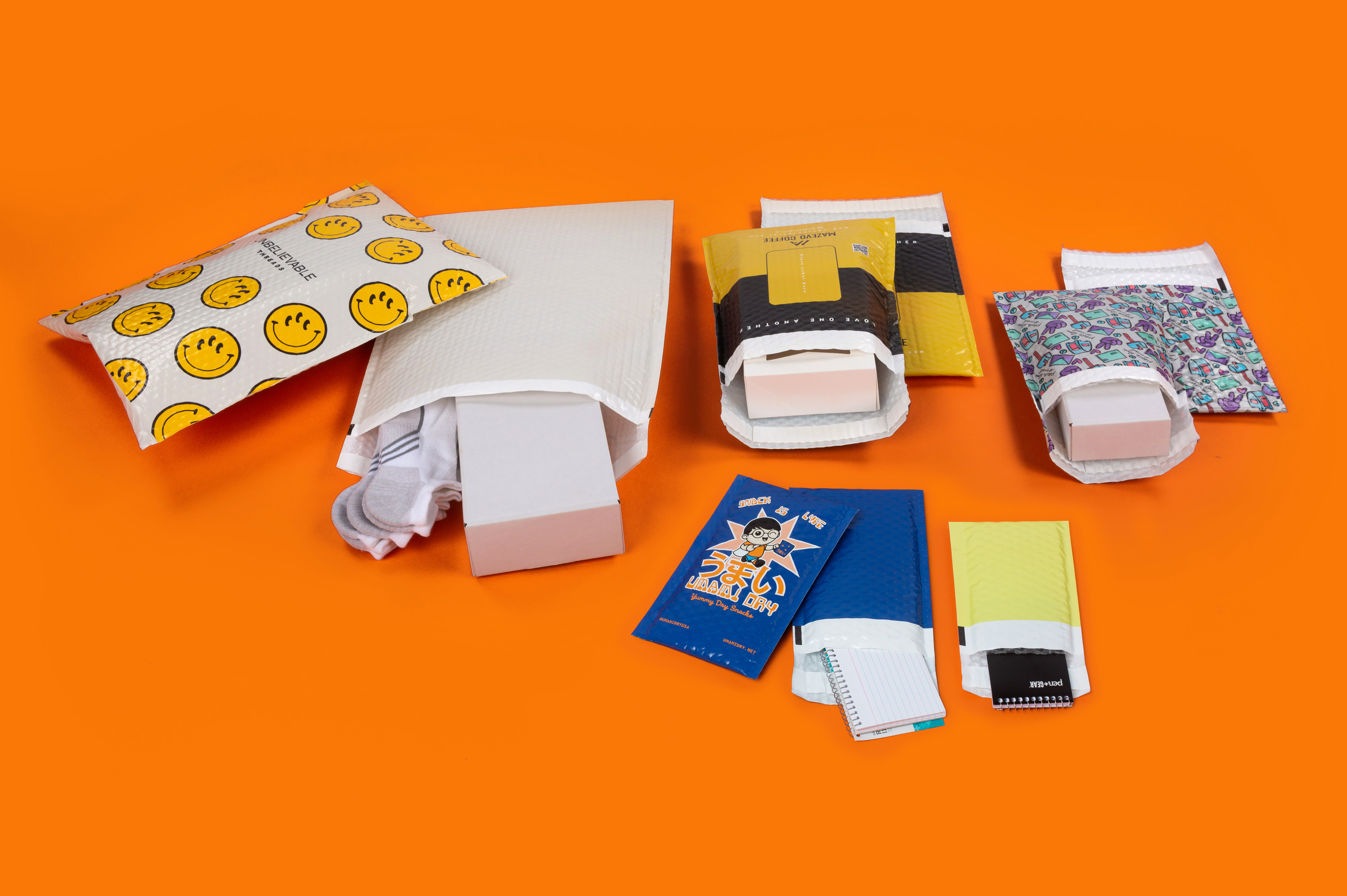 envelopes com impressão personalizada para ecommerce num fundo laranja