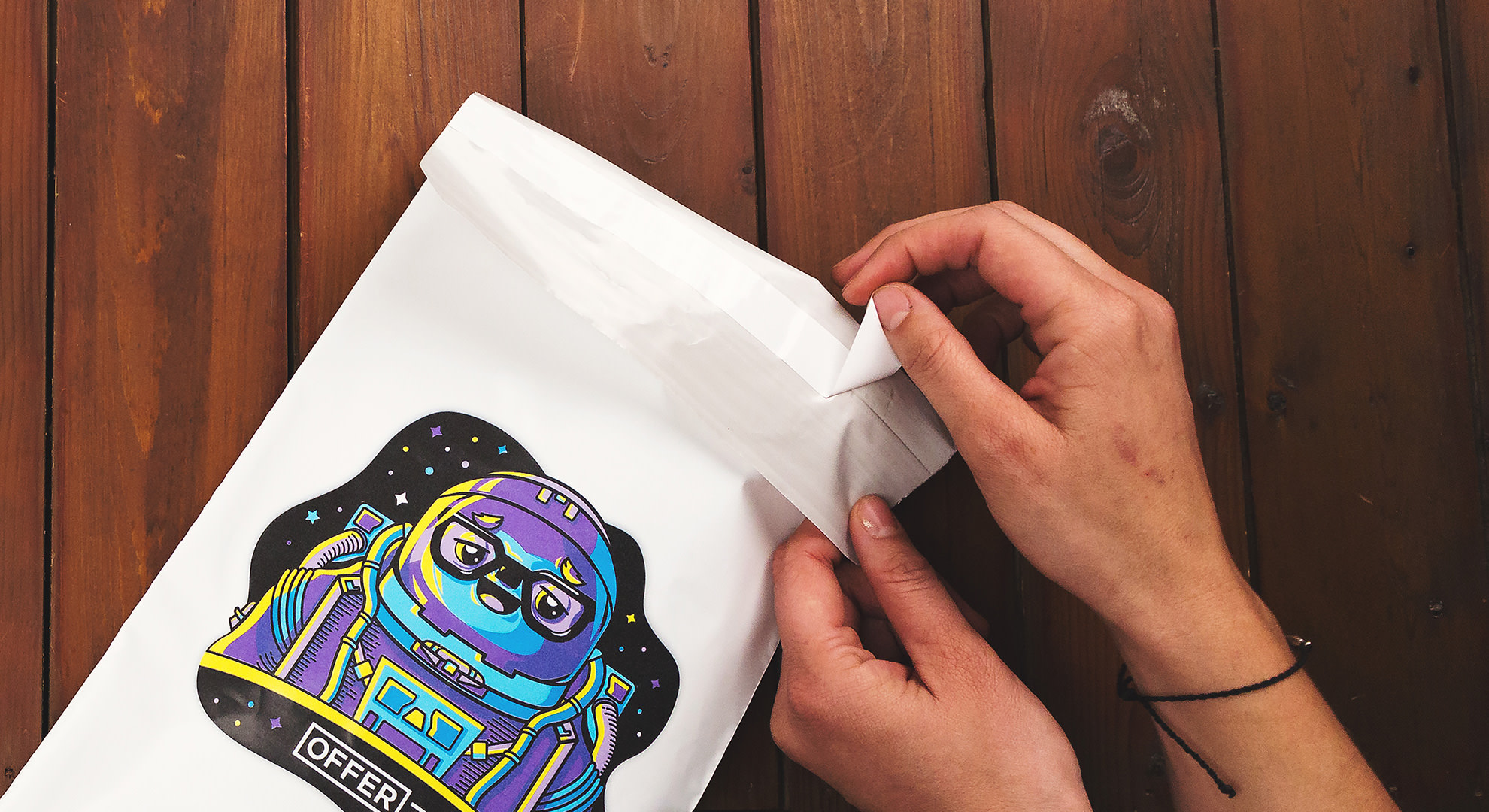 selar um envelope de plástico personalizado com uma tira autoadesiva