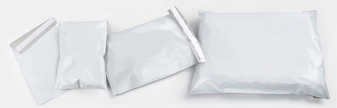 witte onbedrukte plastic envelop op een witte achtergrond