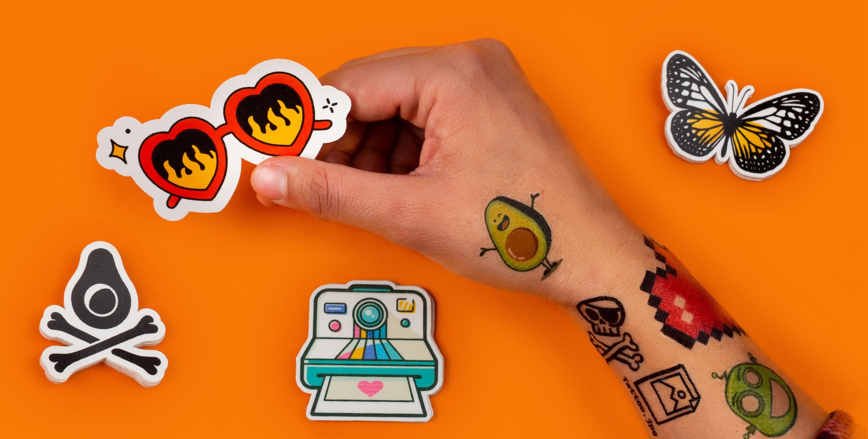 diferentes formatos de tatuagens temporárias personalizadas num fundo laranja
