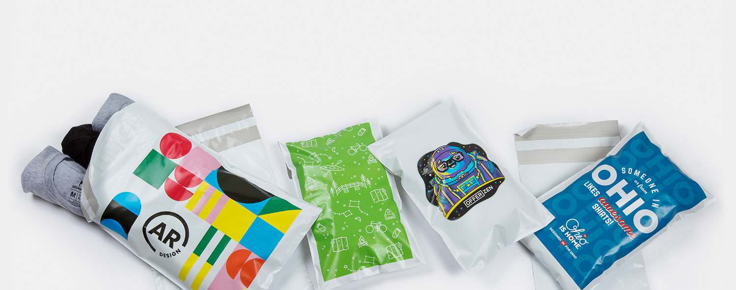 Différentes tailles d'enveloppes plastiques personnalisées de Sticker Mule