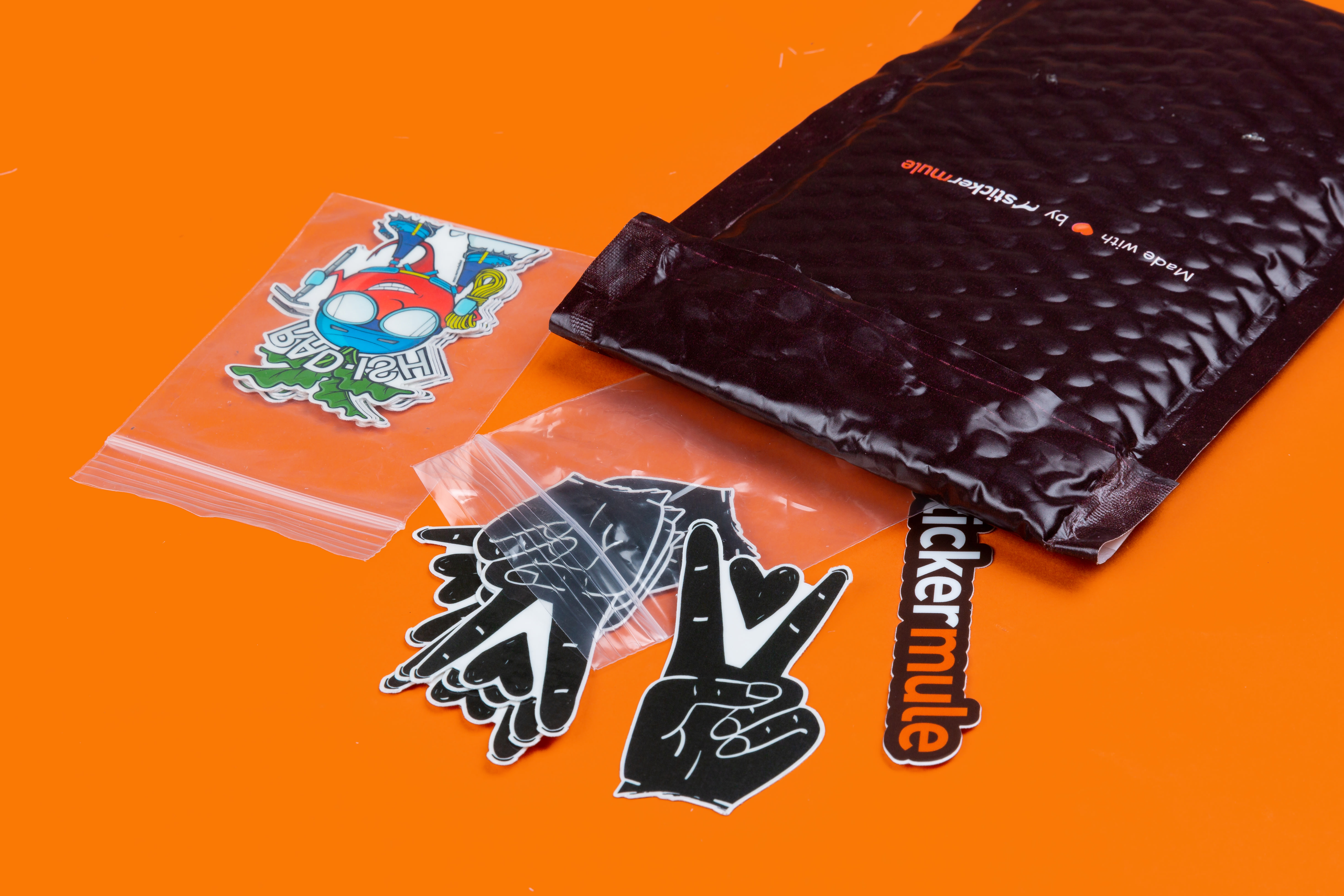 tatuagens temporárias personalizadas embaladas em pequenos sacos zip num fundo laranja