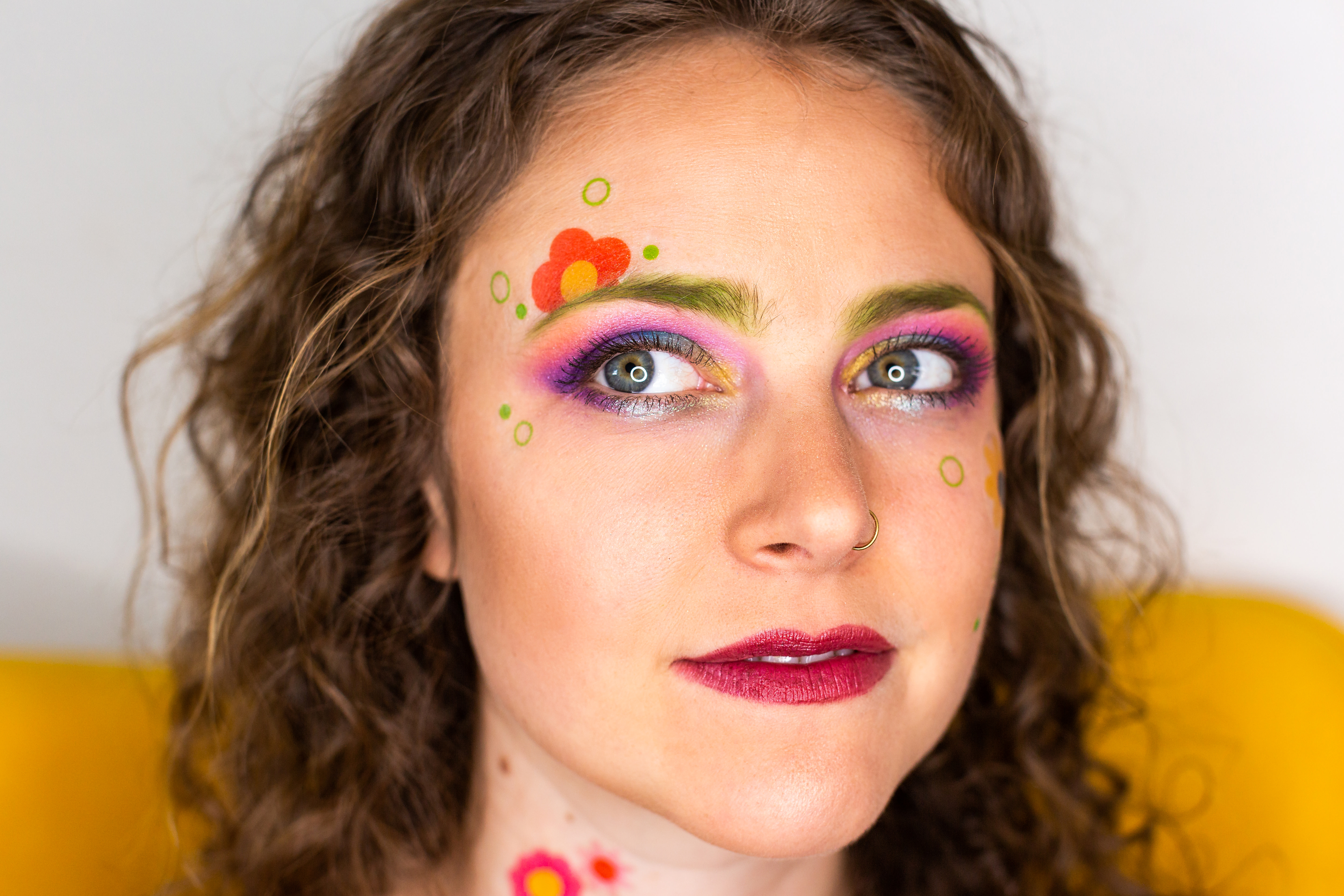 image d'une femme avec un tatouage temporaire personnalisé appliqué au-dessus de son sourcil