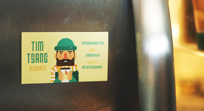 cartão de visita magnético de um designer gráfico num frigorífico