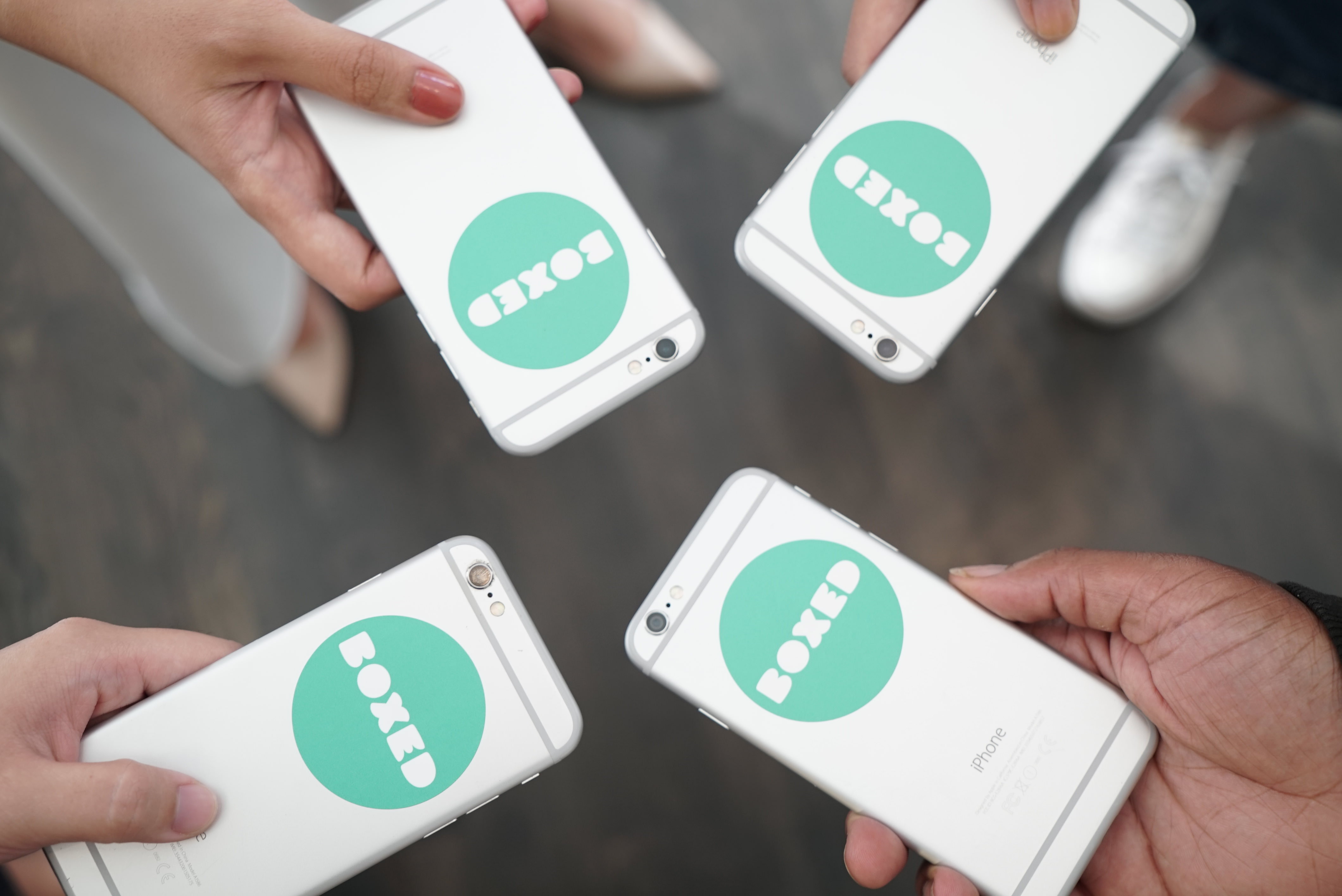 Adesivi personalizzati con logo dell'azienda su un iPhone