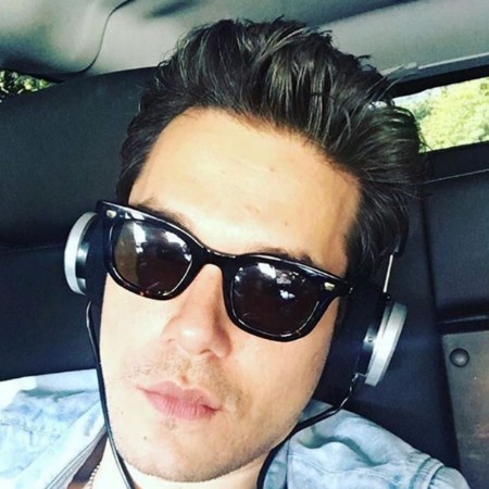 John Mayer portant un casque Grado