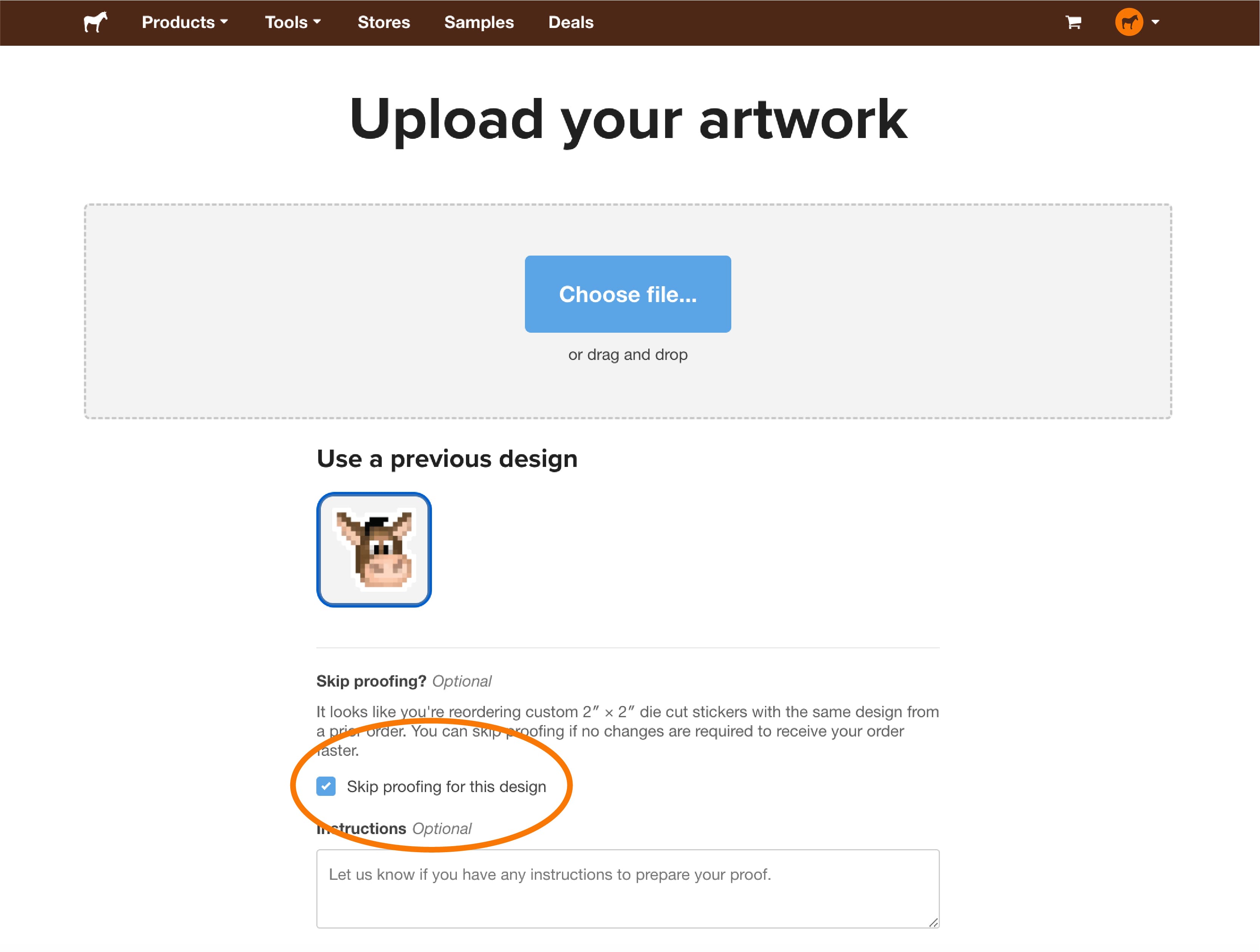 Opción de carga de Sticker Mule durante el proceso de pedido para stickers personalizados, con la opción de auto-aprobar los stickers y ahorrar tiempo.