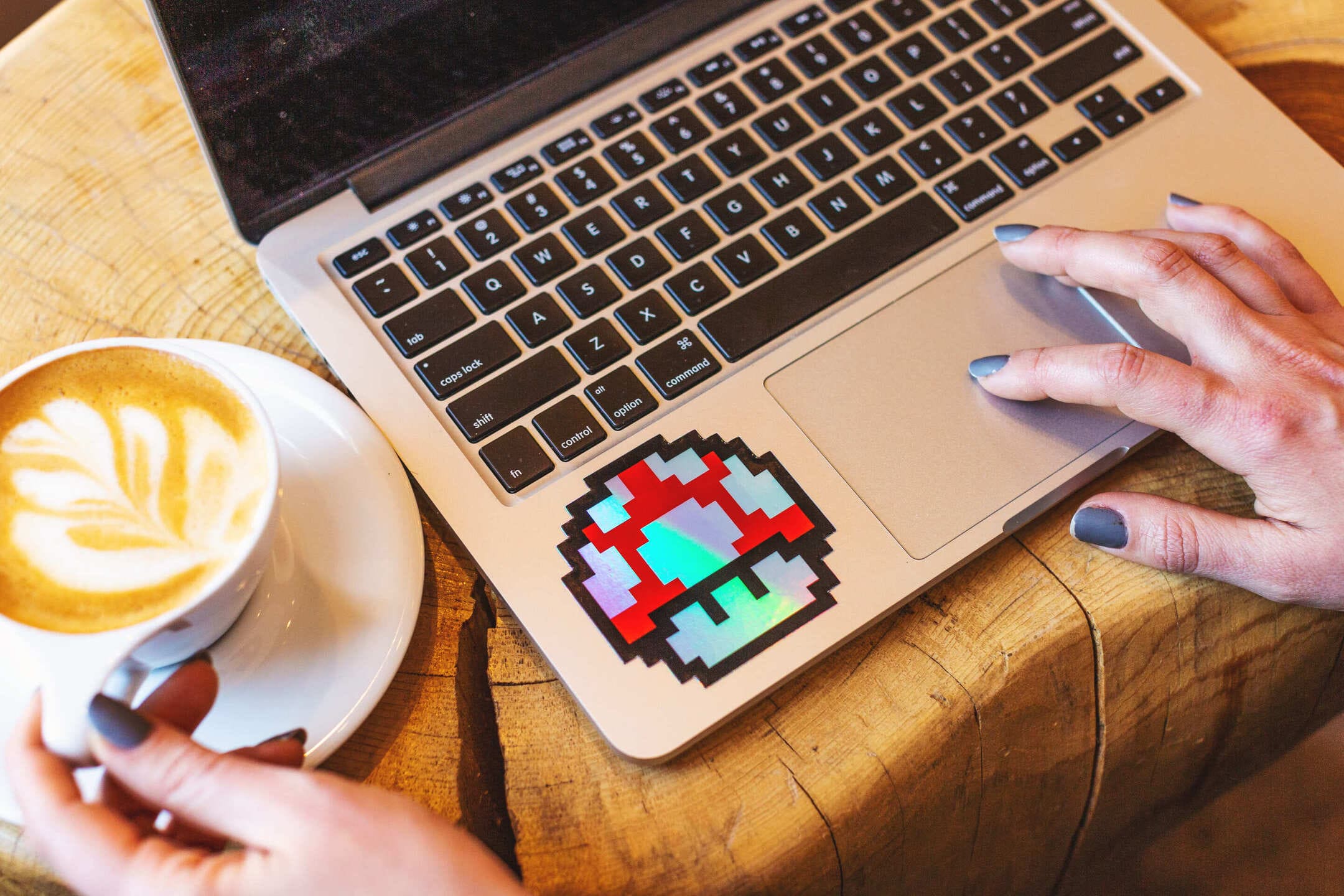 tendencia de diseño de stickers holográficos