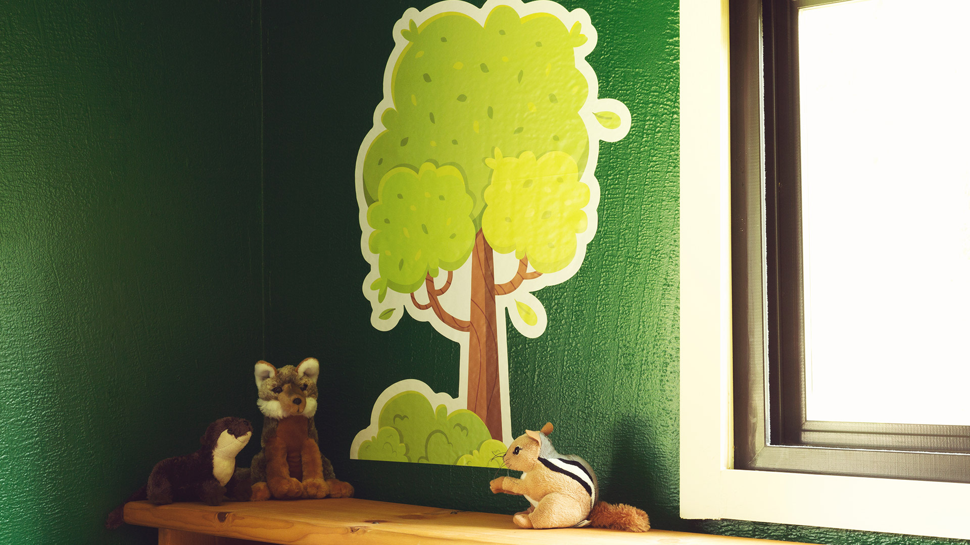 una calcomanía de pared personalizada troquelada impresa de un árbol para una habitación infantil