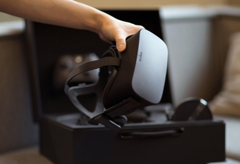 Zuckerberg Auspack Oculus