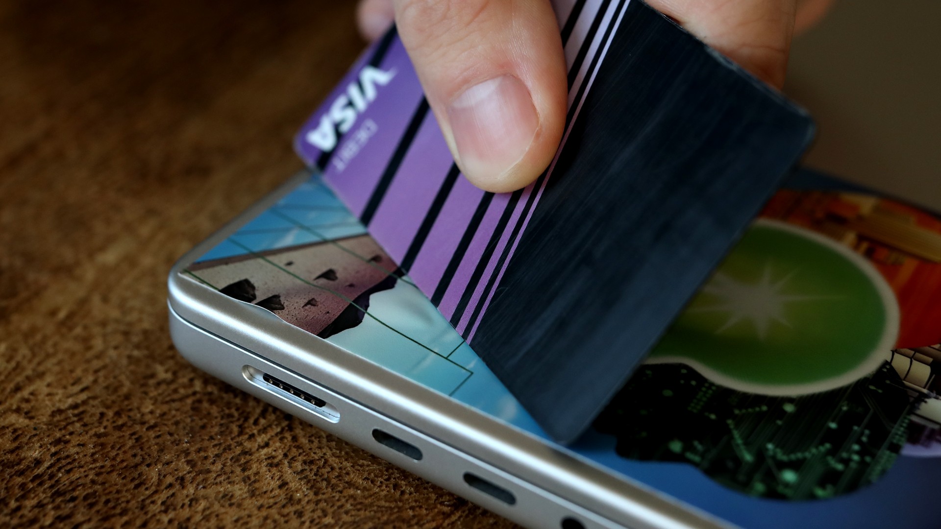 utilizza una carta di credito per rimuovere le bolle d'aria