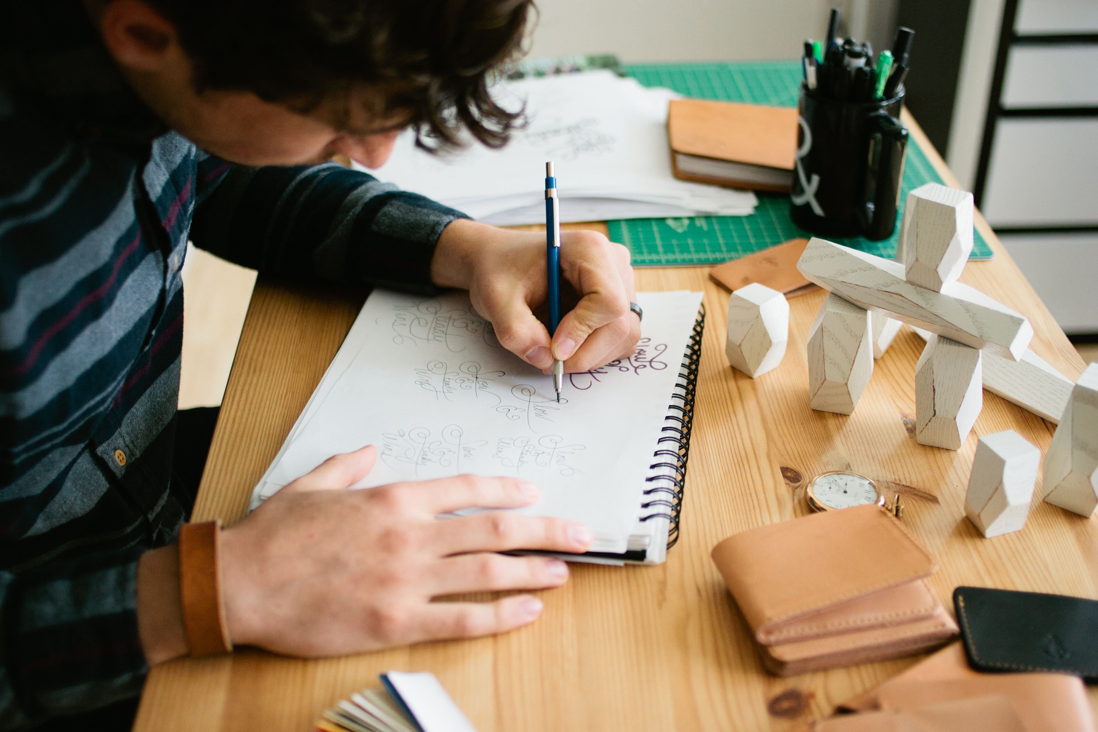 Jeff Sheldon de Ugmonk, en train de faire des croquis et des images