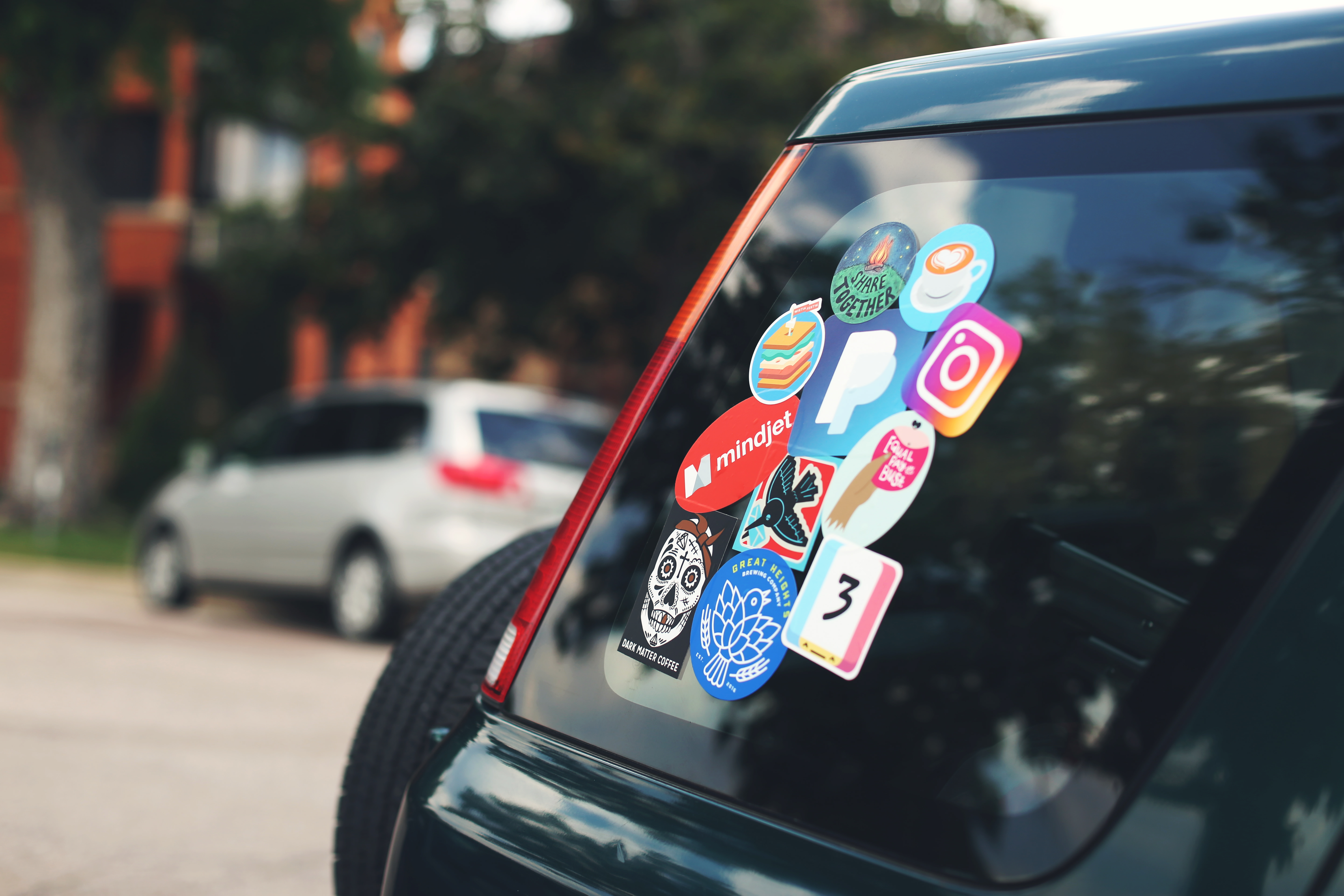 Cómo quitar pegatinas del coche sin dañar la pintura