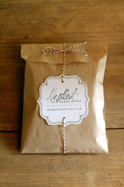 Embalagem da Nestled com saco de papel Kraft para a Etsy