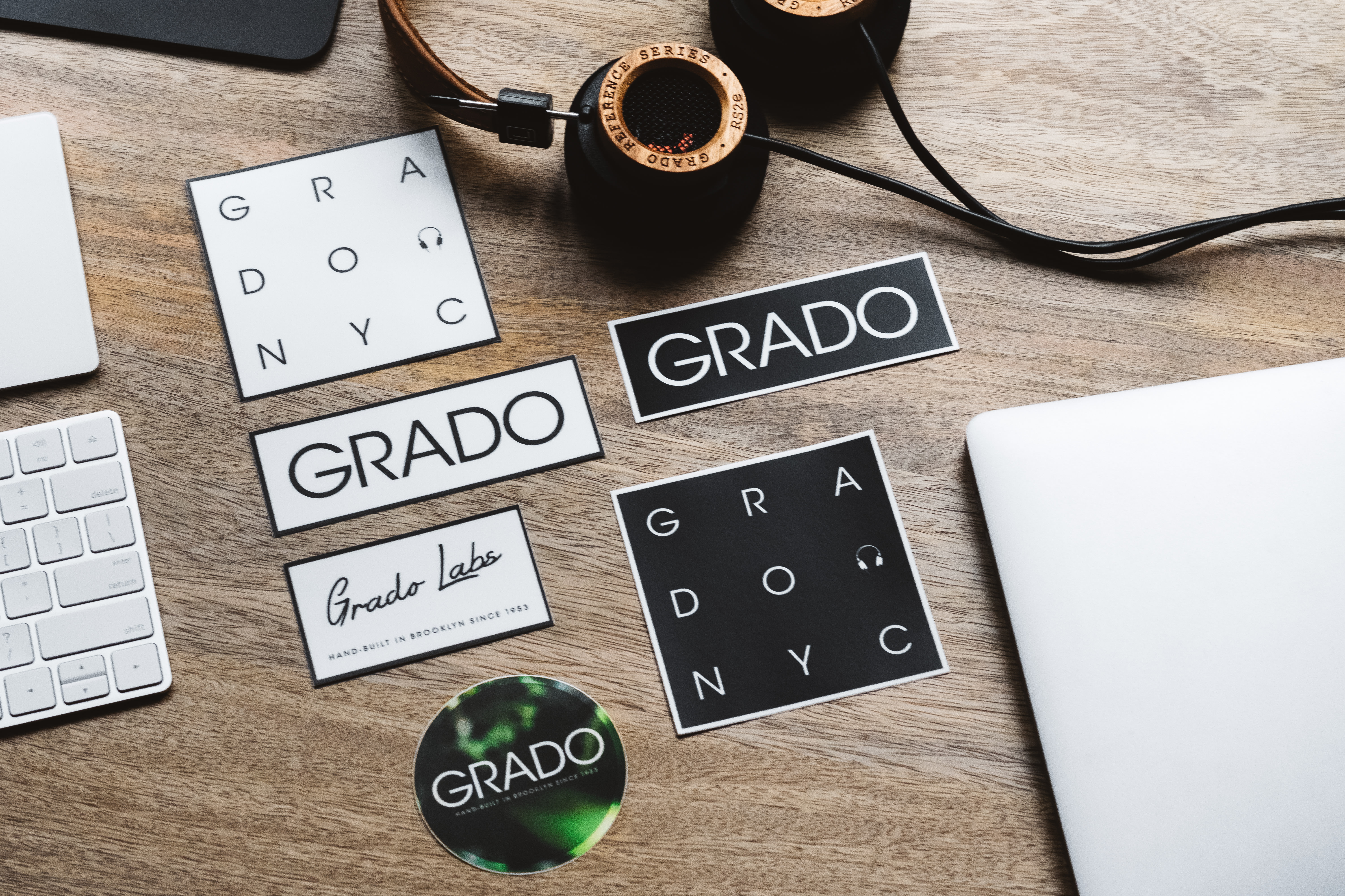 Grado-Labs-Sticker und RS2e-Kopfhörer