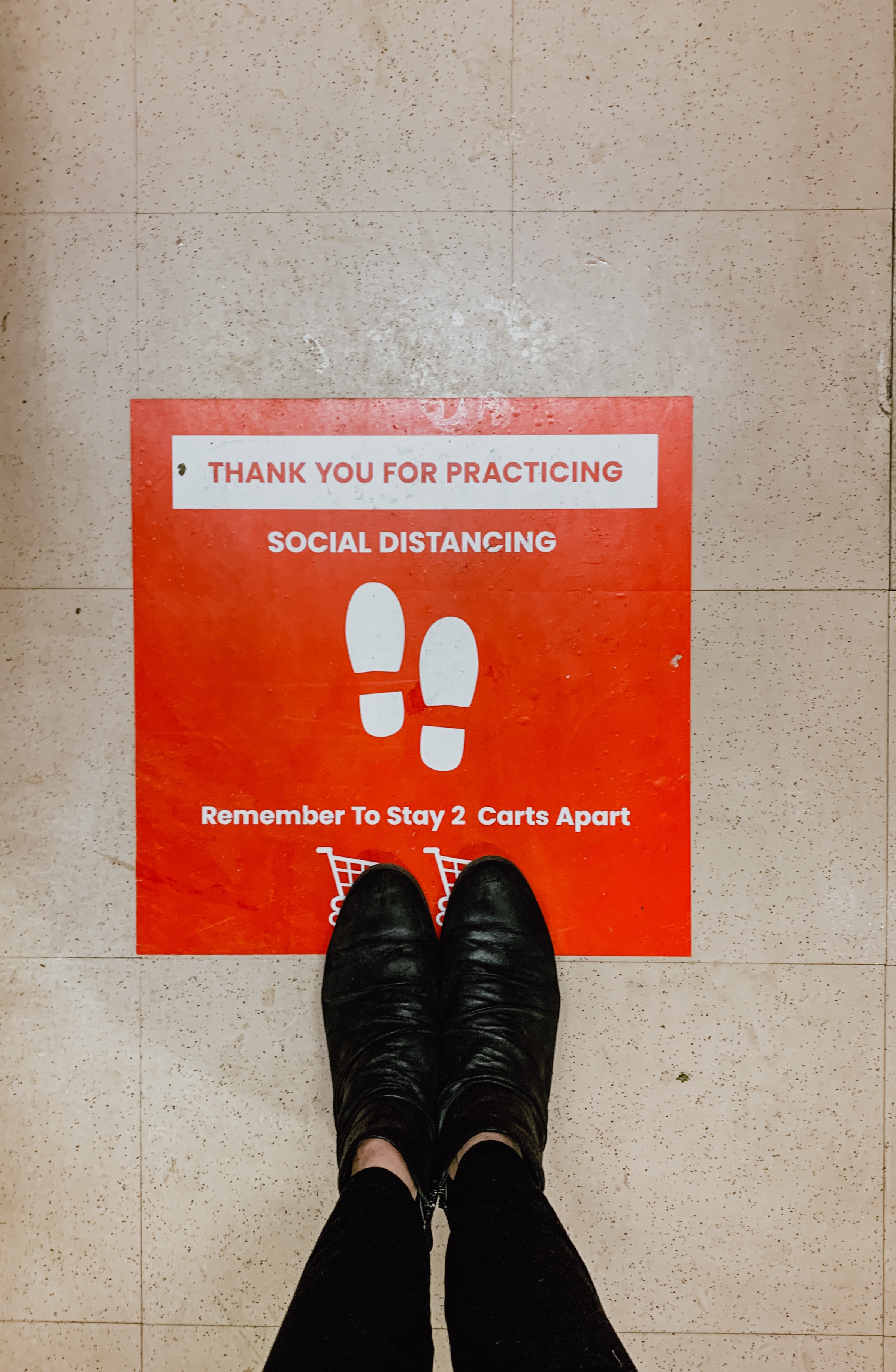 Fußboden-Sticker zur sozialen Distanzierung