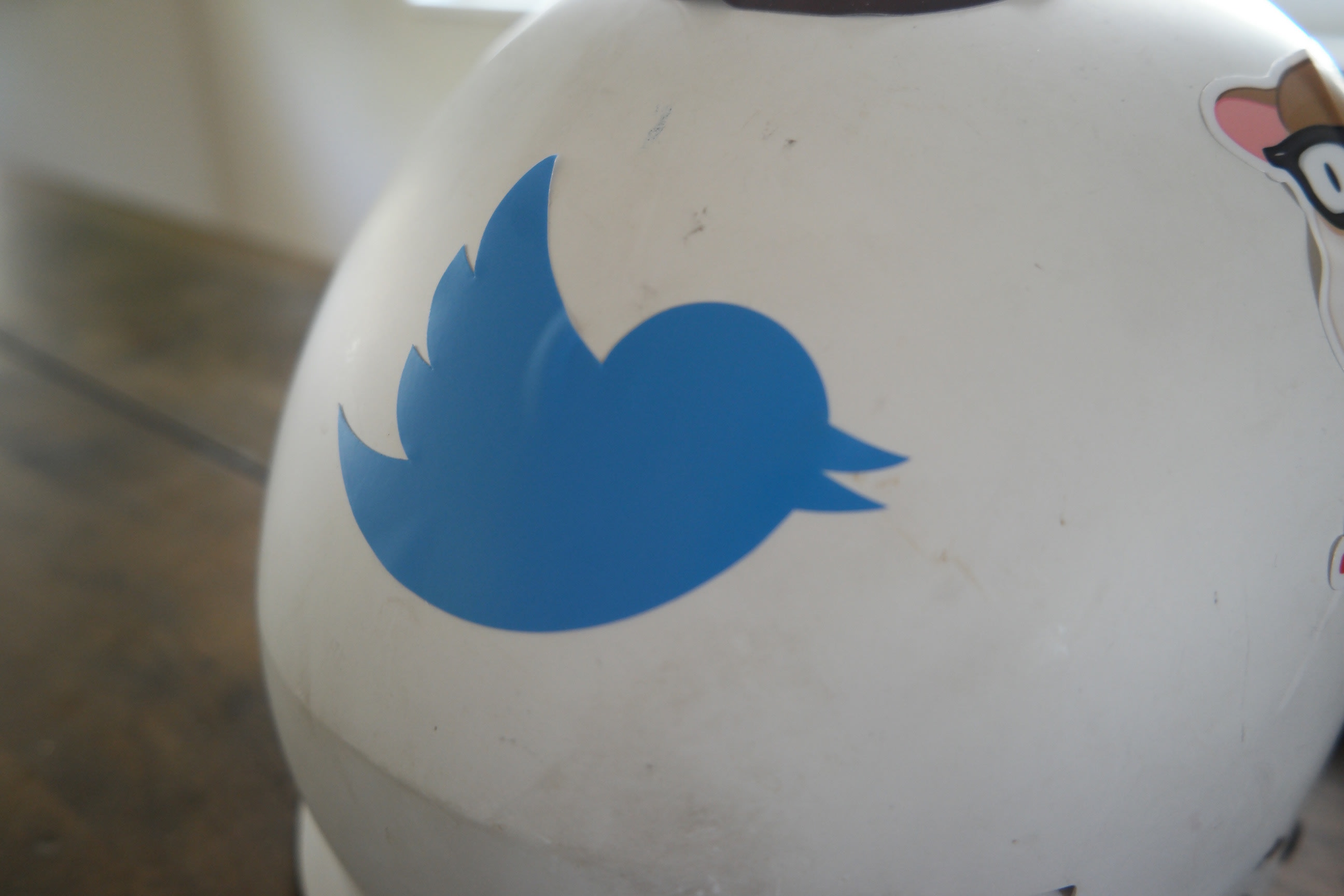 Twitter-Sticker auf Helm